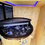 Cottages, Sauna And Hot Tub Included *