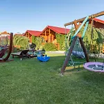 Cottages, Sauna And Hot Tub Included *