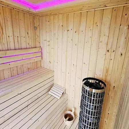 Cottages, Sauna And Hot Tub Included * غونسكي