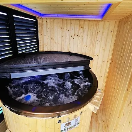 Cottages, Sauna And Hot Tub Included *