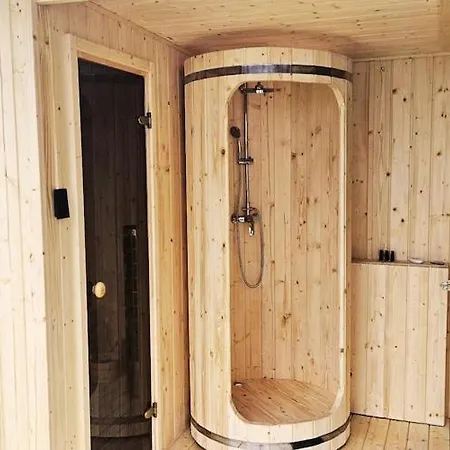 Cottages, Sauna And Hot Tub Included *