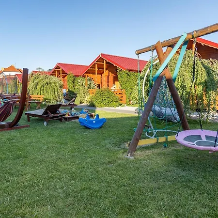 Cottages, Sauna And Hot Tub Included *