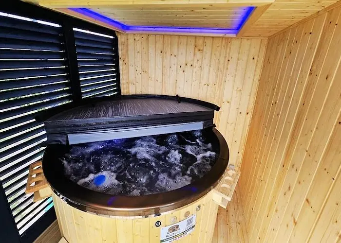 Cottages, Sauna And Hot Tub Included *