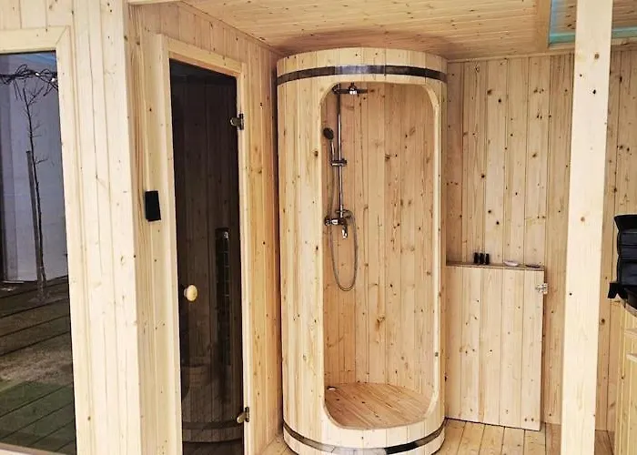 Cottages, Sauna And Hot Tub Included *